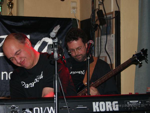 Bernhard und Michael 2 (Clemensburg Lange Nacht der Musik).jpg - Melodische Einlagen des Bassisten